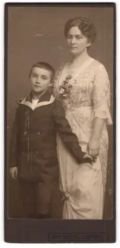 Fotografie Joh. Niclou, Chemnitz, Carolastrasse 6, Mutter mit Kind in eleganter Kleidung