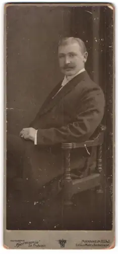 Fotografie Germania, Mannheim, Breitestrasse, Otto Welhemmer auf einem Stuhl