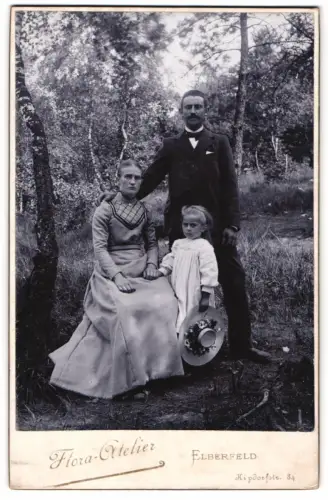 Fotografie Flora-Atelier, Elberfeld, Kipdorfstr. 84, Familie Kotthans im Freien