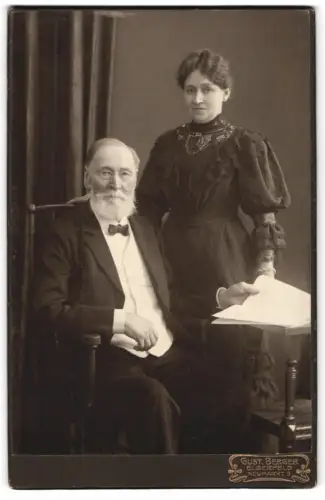 Fotografie Gust. Berger, Elberfeld, Neumarkt 3, Elegantes Paarporträt