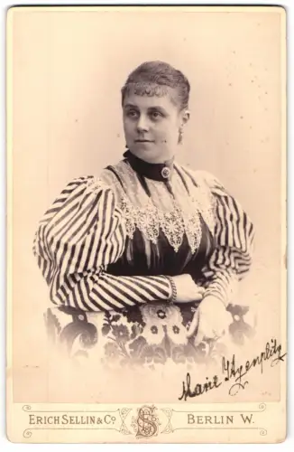 Fotografie Erich Sellin & Co, Berlin W., Unter den Linden 19, Marite in gestreiften Kleid
