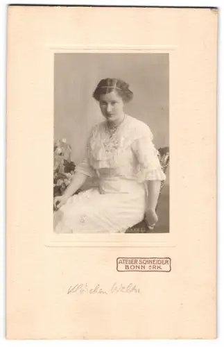 Fotografie Atelier Schneider, Bonn, Klärchen Walte in hellem Kleid