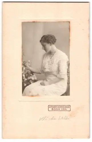 Fotografie Atelier Schneider, Bonn, Klüschen Walte im Profil mit Blumen