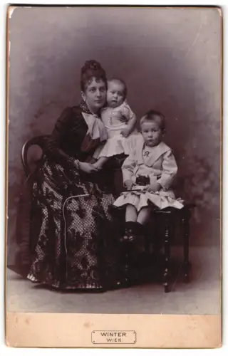 Fotografie Winter, Wien, Reisnerstrasse 11A, Clara Wonwiller mit ihrem Kindern Kala und Oscar