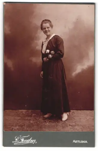 Fotografie L. Forstner, Mistelbach, Wiedenstrasse 6, Lisl Schöfbeck mit Blumenstrauss