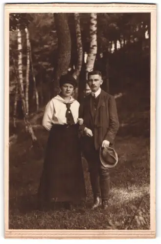 Fotografie unbekannter Fotograf und Ort, Maria Schöfbeck mit einem Mann im Juni 1921