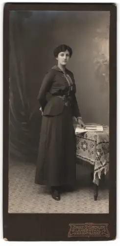 Fotografie Zinke & Stürchler, Langenthal, Marktgasse, Marthy Hubschmid im April 1915