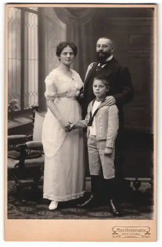 Fotografie Max Herrfurth, Merseburg, Breitestrasse 15, Julie Gustow und Hans Heinrich Sauermilch mit ihrem Sohn