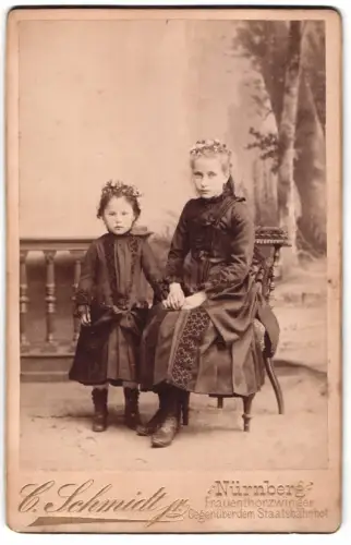 Fotografie C. Schmidt, Nürnberg, Frauenthorzwinger, Babett mit ihrer Schwester in festlichen Kleidung