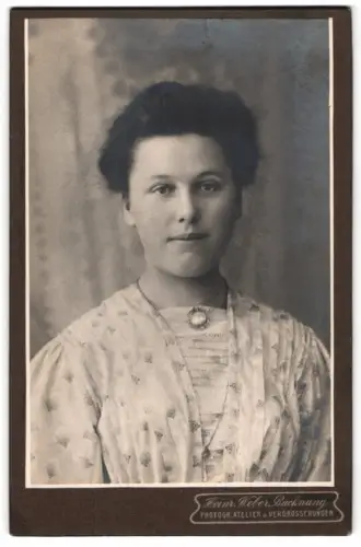 Fotografie Heinr. Weber, Backnang, Frieda im Porträt mit Halskette