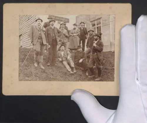 Fotografie unbekannter Fotograf, Ansicht Kirchschlag in der Buckligen Welt, Wanderer am Bad und Gasthaus, Kirschschlag 1