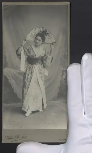 Fotografie Hans Peicher, Graz, Österreicherin in asiatischer Tracht wie eine Geisha mit Fächer