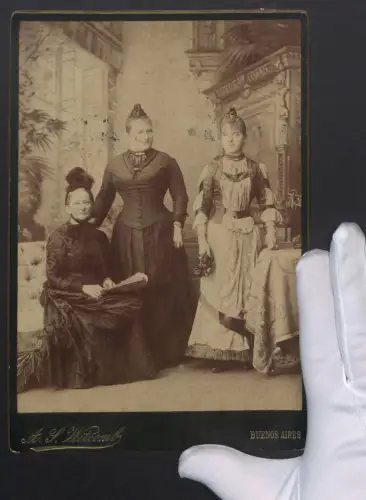 Fotografie A. S. Witcomb, Buenos Aires, drei Damen in zeitgenössischer Kleidung, drei Generationen, 1889, 17 x 25cm