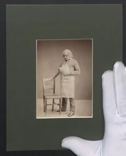 Fotografie österreichischer Schauspieler Josef Matras im Stück Mein Leopold