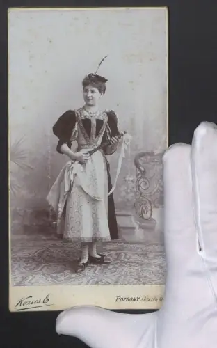 Fotografie E. Kozics, Pozsony, junge Frau in Trach mit Saiteninstrument