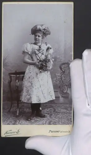Fotografie E. Kozics, Pressburg, junge Frau im Kostüm als Blumenmädchen