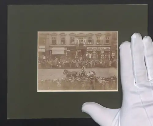 Fotografie unbekannter Fotograf, Ansicht Wien, höfischer Umzug auf der Praterstrasse 40, Geschäft zum Tieger