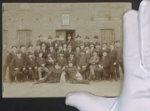 Fotografie Beamte vor dem kaiserlichen Telegraphen Zeughaus mit Diensthund
