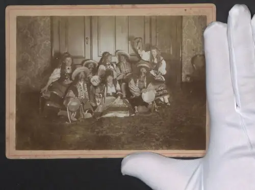 Fotografie illustre Faschingsgesellschaft in Kostümen als Vagabunden / Zigeuner mit Tamburin