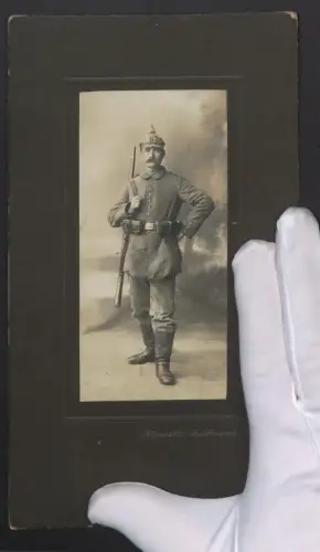 Fotografie Ph. Does & Söhne, Bad Kreuznach, Soldat in Feldgrau Uniform Rgt. 87, Pickelhaube Tarnbezug, Kriegsausmarsch