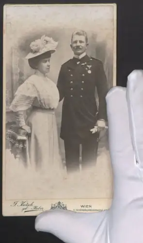Fotografie J. Krotsch, Wien, K.u.K. Marine Offizier in Uniform mit Orden nebst seiner Frau