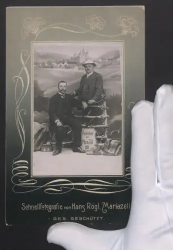 Fotografie Hans Rögl, Mariazell, zwei Herren posiere vor einer Studiokulisse, 1909