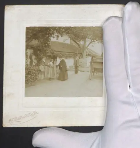 Fotografie unbekannter Fotograf, Ansicht Sallingberg, Grossmutter verabschiedet sich von Enkeltochter an der Edelmühle