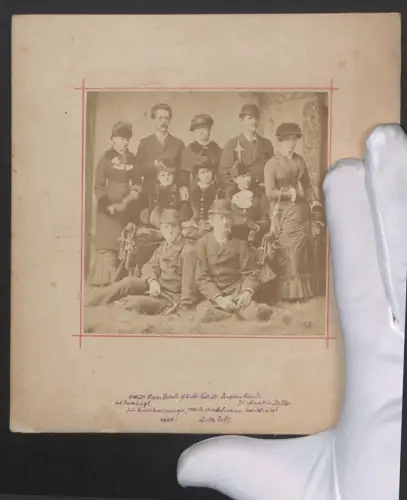 Fotografie C. Pietzner, Familie Dr. Victor Patzelt mit Schlittschuhen in Winterkleidung, Muff