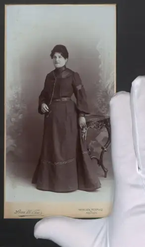 Fotografie Stern M. es Fia, Trencsen, Portrait Frau Marie von Malarz im dunklen Kleid mit Brille an Kette, 1903
