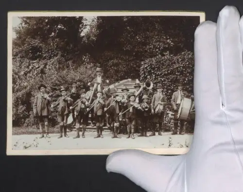 Fotografie unbekannter Fotograf und Ort, Knabenorchester spielt Geige, Trommel und bläst Posaune