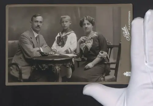 Fotografie Friedr. Schiller, Wien, Mutter und Vater mit ihrem Sohn im Matrosenanzug