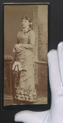 Fotografie unbekannter Fotograf und Ort, junge Dame im taillierten Kleid mit Schirm in der Hand