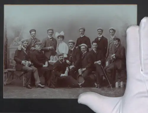 Fotografie Studenten und Studentin mit Schirmmütze und Couleur beim Bier trinken