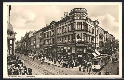 AK Saarbrücken, Bahnhofstrasse mit Geschäften u. Strassenbahn, Ansicht aus der Vogelschau