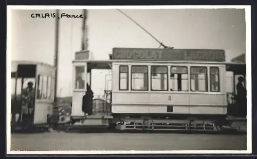 Foto-AK Calais, Strassenbahn mit Werbung Chocolat Lacroix, Schaffner, Fahrgast
