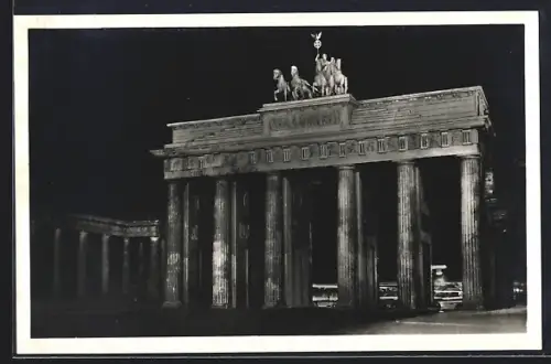 AK Berlin, Brandenburger Tor in der Nacht