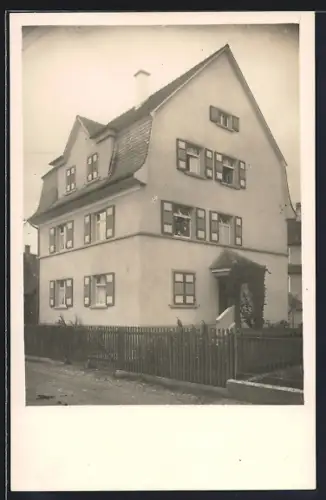 Foto-AK Singen /Hohentwiel, Strassenpartie mit Wohnhaus