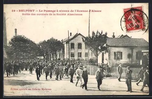 AK Belfort, Le Passage à niveau de l`Avenue d`Alsace, Sortie des ouvriers de la Société Alsacienne