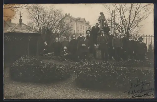 AK Belfort, Groupe d`hommes posant près d`une statue dans un jardin