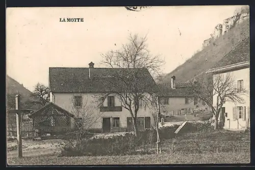 AK La Motte, Maisons de village au pied des collines