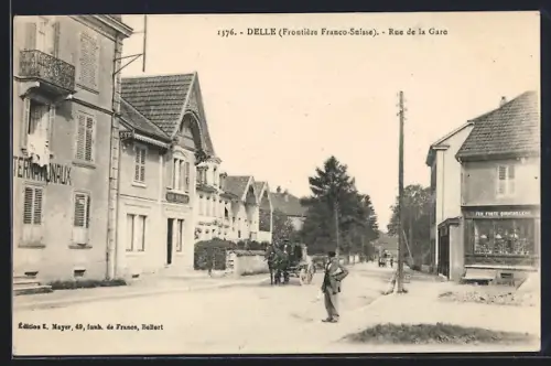 AK Delle, Rue de la Gare à la frontière franco-suisse avec passants et calèche