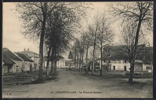 AK Grandvillars, La Place du Marché avec arbres et bâtiments historiques