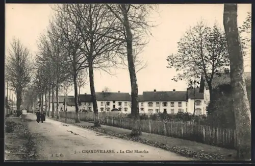 AK Grandvillars, La Cité Blanche et l`allée bordée d`arbres