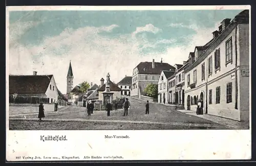 AK Knittelfeld, Mur-Vorstadt, Panorama mit Strassengabelung, Denkmal u. Kirchturm