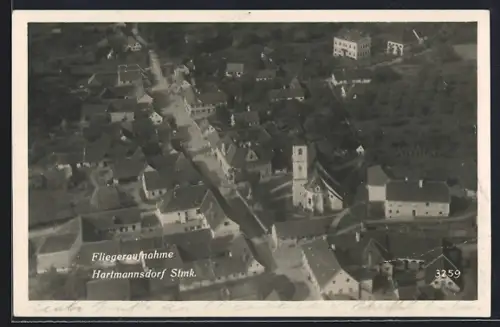 AK Hartmannsdorf /Steiermark, Teilansicht mit Strasse u. Kirche, Fliegeraufnahme