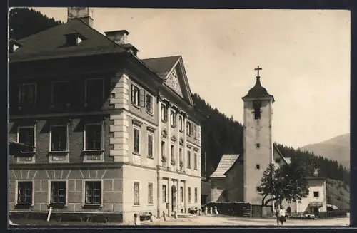 Foto-AK Tamsweg, Wohngebäude mit Pfarrkirche, Ortspartie