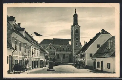 AK Leutschach /Steiermark, Hauptplatz mit Geschäften, Denkmal u. Kirche, Fahne
