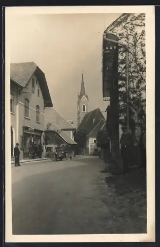 AK Roitham, Strassenpartie mit Blick zur Kirche
