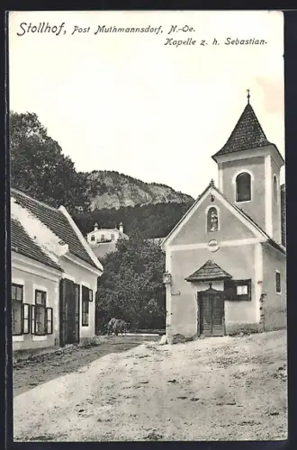 AK Stollhof /N.-Oe., Kapelle z. h. Sebastian, Ortspartie mit Blick auf Turmgebäude und Berg