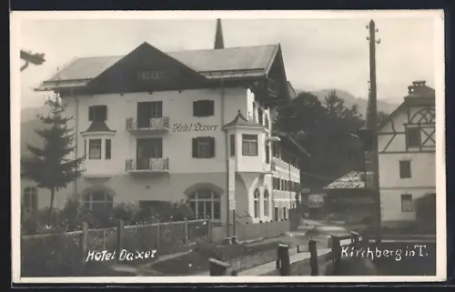 AK Kirchberg in T., Hotel-Pension Daxer mit Strasse u. Bergpanorama